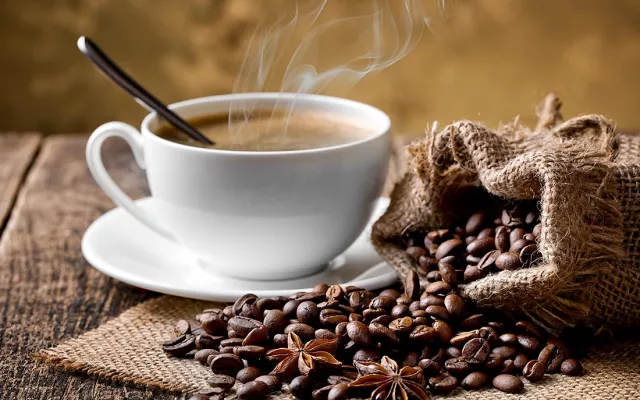 Es el café uno de los productos primarios más valiosos. Su cultivo, procesamiento, comercio y transporte proporciona empleo a millones de personas en el orbe.