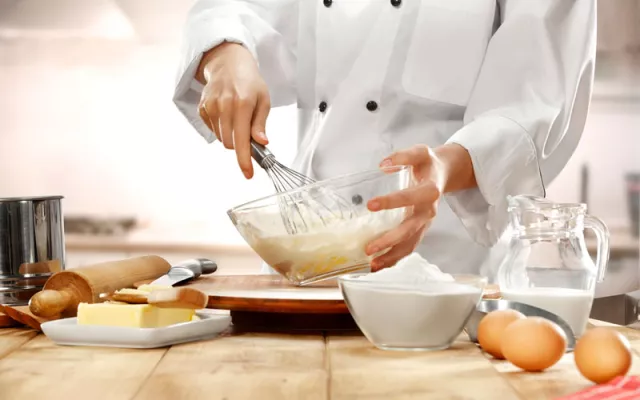 No sólo necesitas saber sobre alimentos y utensilios, sino también tener un adecuado nivel de orden y limpieza.