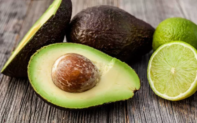 Otro beneficio destacado del aguacate es su capacidad para ayudar en la absorción de nutrientes de otros alimentos.