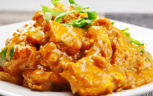 El Pollo al curry es un plato que ha conquistado paladares de todo el mundo por su mezcla única de especias y sabores.