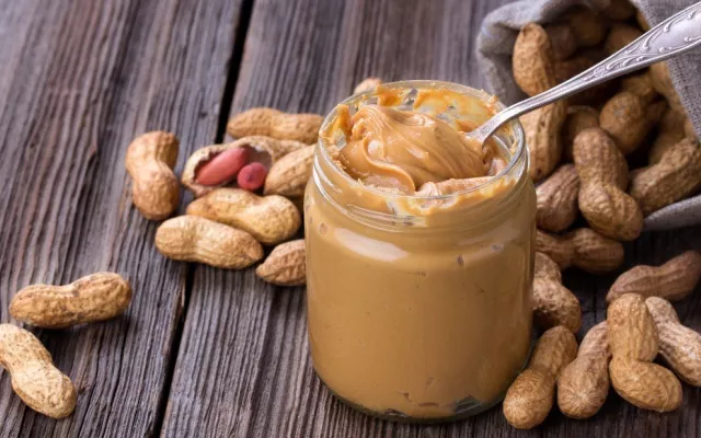 La crema de cacahuete se convierte en un alimento muy completo que puede formar parte de una dieta equilibrada y saludable por sus componentes nutricionales.