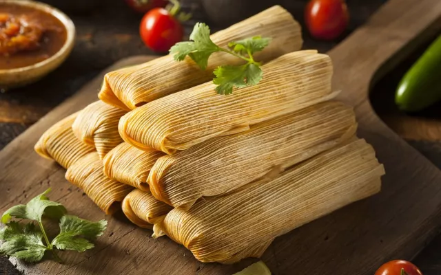 El tamal es un plato de origen precolombino que ha sido adoptado y adaptado por diferentes culturas a lo largo de la historia. 