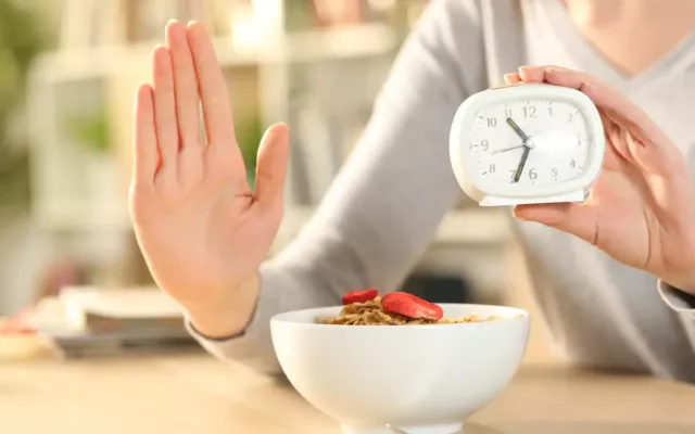 Por ejemplo, puedes ayunar durante 16 horas y luego comer durante una ventana de 8 horas.