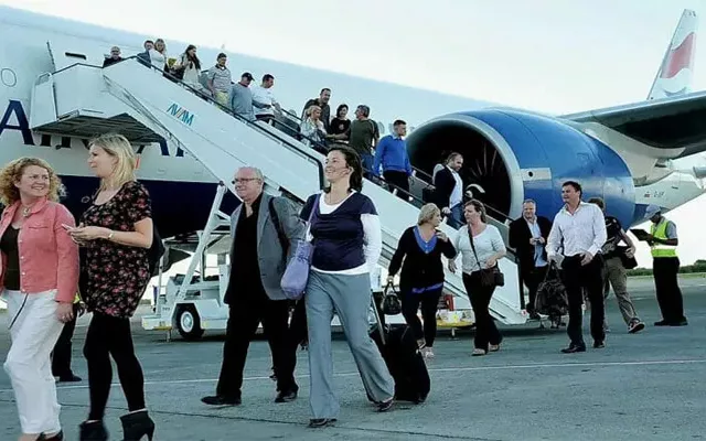 Turistas arriban a Cuba