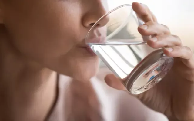 beneficios de beber agua caliente
