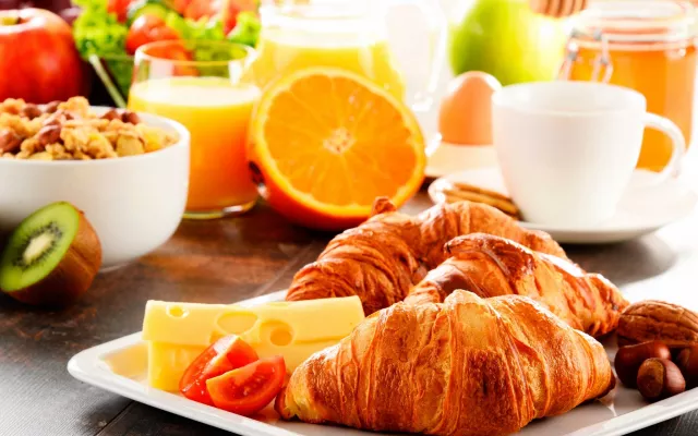 Evita los desayunos cargados de azúcares refinados y alimentos procesados. 