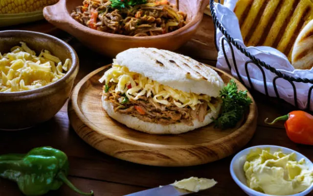 Arepas con distintas combinaciones de ingredientes 