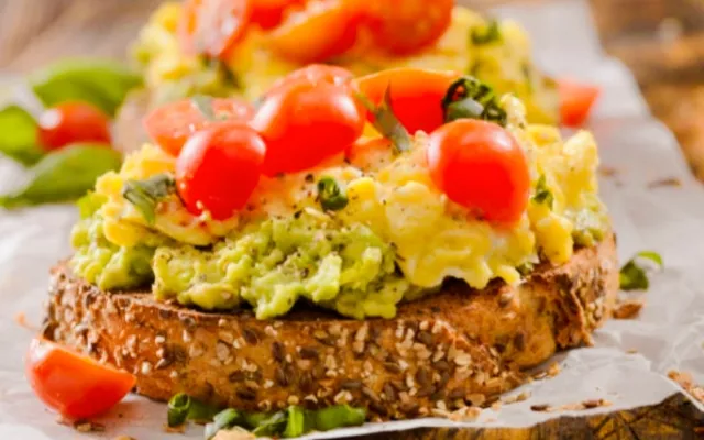Tostadas con huevos revueltos y tomate