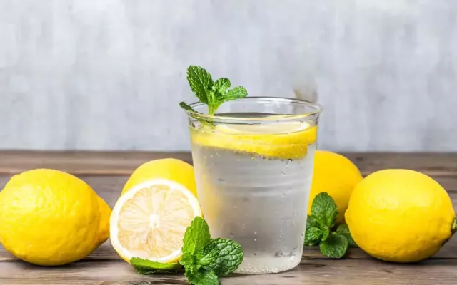 agua con limón