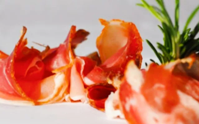 Bacon preparados con forma de flor