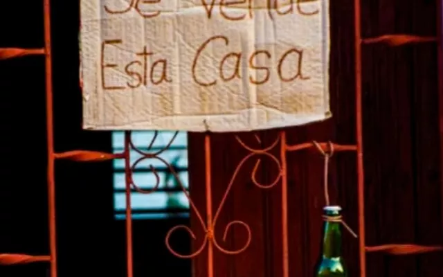 Cartel ubicado en cualquier parte de esta Isla: Se vende esta casa