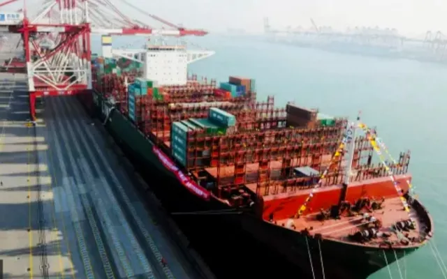 Barco chino en puerto