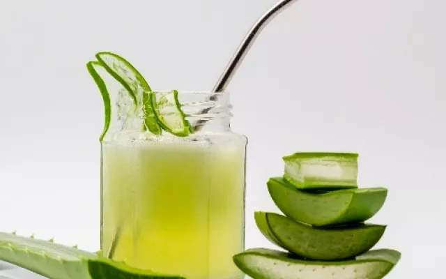 Sábila cortada y hecha jugo