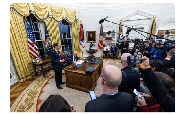 El presidente de Estados Unidos, Donald Trump, firma sus primeras órdenes ejecutivas. 