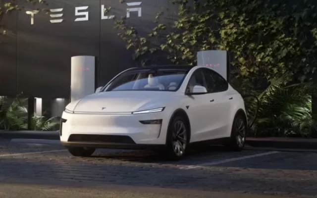 El Tesla Model Y en su nueva versión para el 2025, en color blanco.