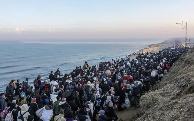 Palestinos desplazados caminan por la carretera Al Rashid, hacia el norte de la Franja de Gaza.