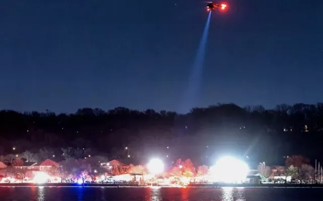 Autoridades buscando en el río Potomac tras el siniestro.