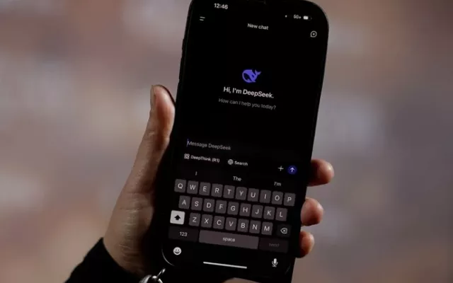 Un móvil con la aplicación DeepSeek, líder en las listas de descargas.