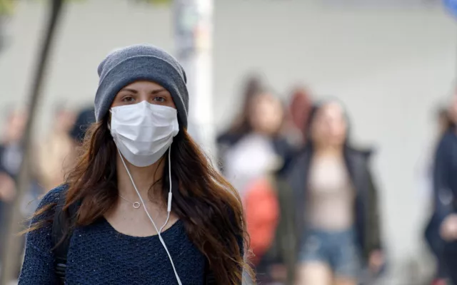 mujer mascarilla virus