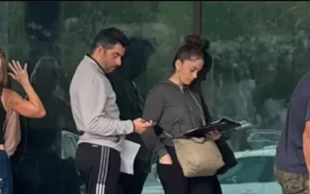 Silva junto a su esposa mientras esperaba en una cola para obtener la licencia de conducción en Estados Unidos