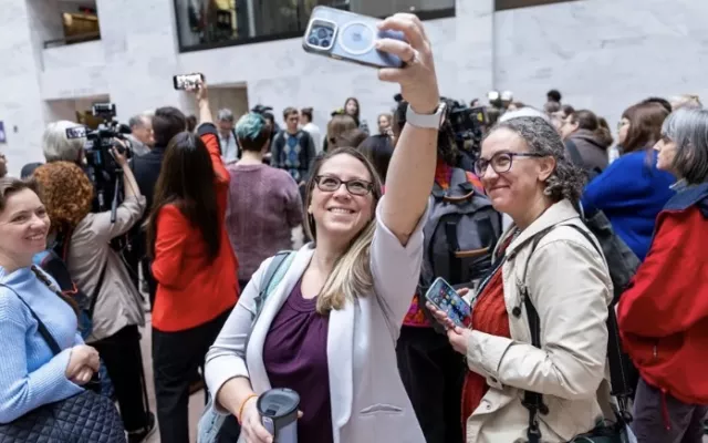 Trabajadores despedidos del DOGE en una protesta en el Capitolio, en Washington DC.