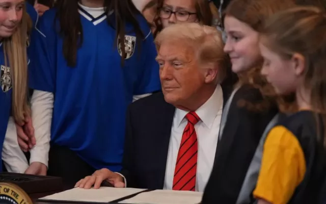 El presidente Donald Trump firmó la orden en el Día Nacional de las Niñas y las Mujeres en el Deporte