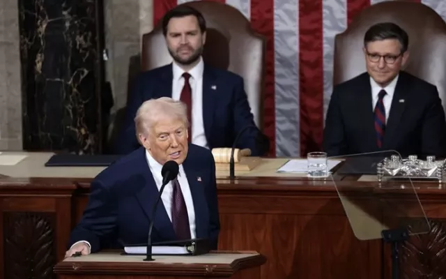 A la izquierda, el vicepresidente estadounidense, JD Vance, y el presidente de la Cámara de Representantes, Mike Johnson, a la derecha, mientras el presidente Donald Trump se dirigía a una sesión conjunta del Congreso de Estados Unidos.