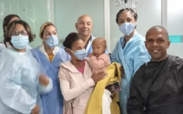 La pequeña y el equipo médico del Hospital Infantil Sur Dr. Antonia María Béguez César.