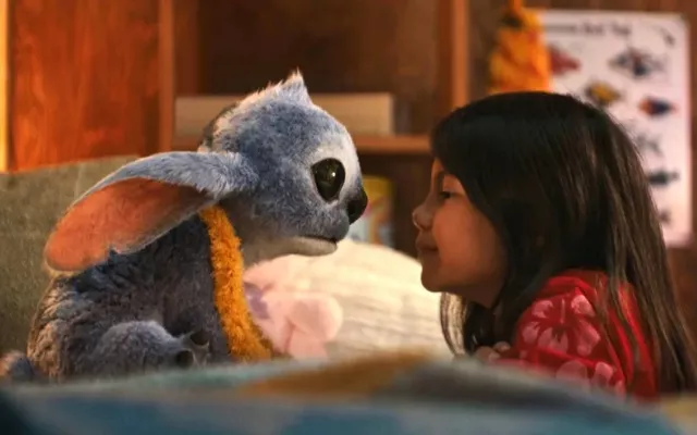 Fotograma cedido por Disney donde aparece Maia Kealoha (Lilo) junto a Stitch  en una escena de la película.