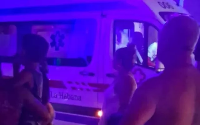 Ambulancia en la zona de Diez de Octubre y Santa Irene tras el colapso de un edificio residencial