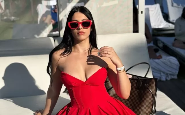 Recientemente, el Bebeshito le regaló a su esposa Rachel Arderi un lujoso Mercedes G Wagon 2025