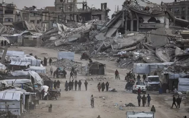 Palestinos desplazados llevan sus pertenencias hacia el centro de la ciudad de Gaza.