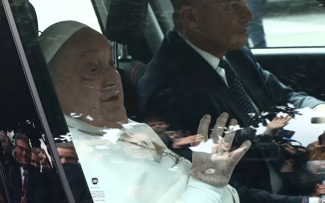 El Papa Francisco fue dado de alta y regresó al Vaticano