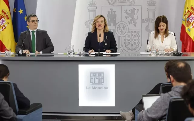 La ministra de Educación y portavoz del gobierno, Pilar Alegría (centro), en conferencia de prensa.