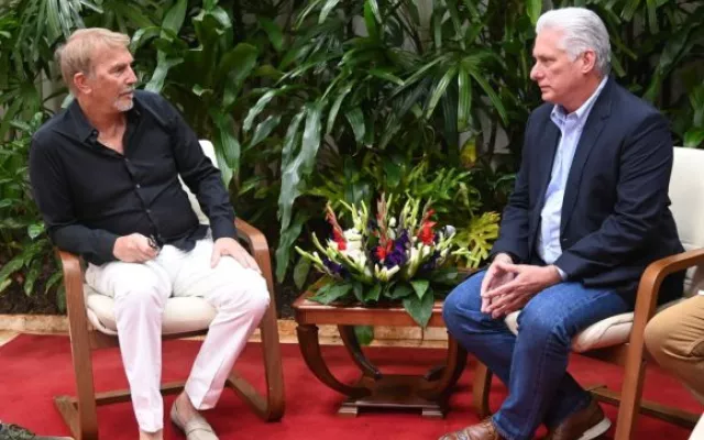 Kevin Costner y Miguel Díaz-Canel