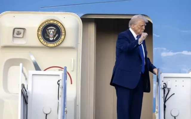 Imagen de archivo del presidente Trump a punto de abordar el Air Force One