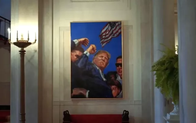 El retrato muestra el momento en que Trump sobrevivió a un intento de asesinato en el año 2024.