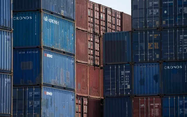Contenedores permanecen almacenados en el puerto de Hong Kong, China