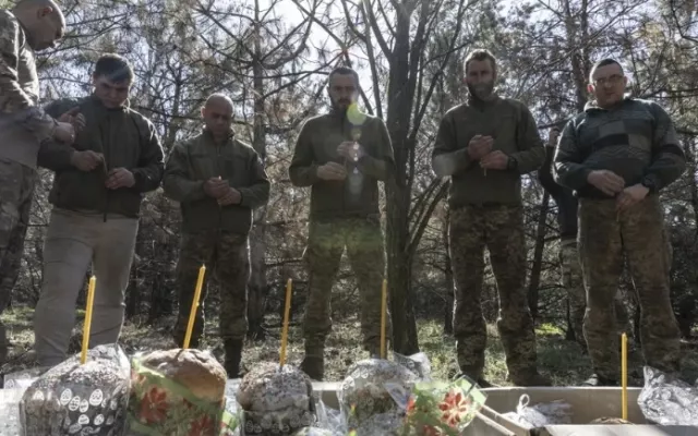 Militares de una brigada en una misa de Pascua cerca de una línea de frente, en la región de Dnipropetrovsk, Ucrania.