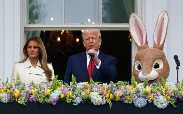 El presidente y la primera dama de Estados Unidos, Donald y Melania Trump, recibieron hoy a miles de niños en la Casa Blanca