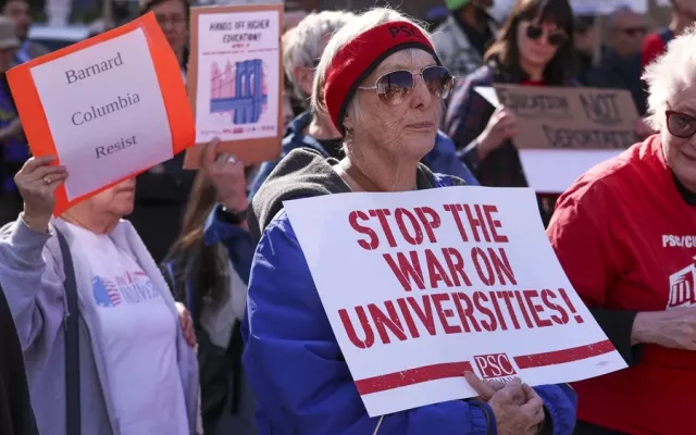 Personas en la manifestación del Día Nacional de Acción por la Educación Superior en Foley Square, Nueva York, Estados Unidos.