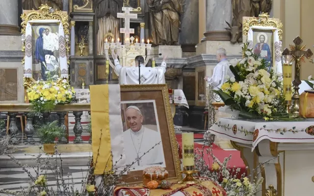 Imagen del Papa Francisco en una Iglesia en Ucrania