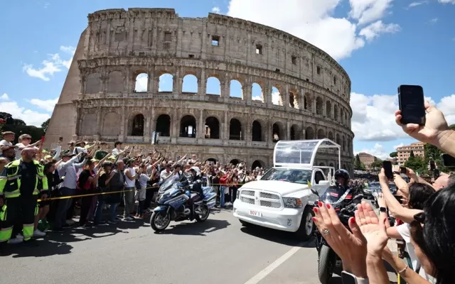El cortejo fúnebre del Papa Francisco a su paso por el Coliseo en Roma