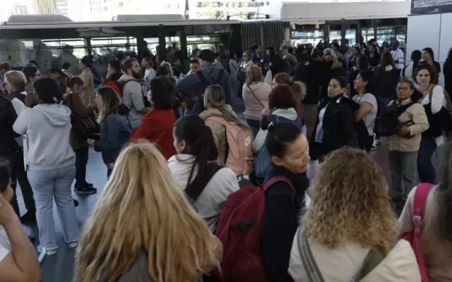 Usuarios en el intercambiador de transporte público de Chamartín, en Madrid, tras registrarse un apagón a nivel peninsular