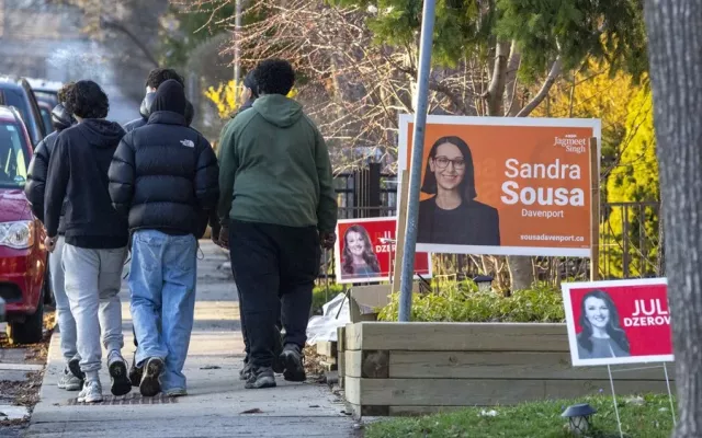 Imagen de propaganda electoral de la candidata liberal Julie Dzerowicz y la socialdemócrata Sandra Sousa, en Toronto