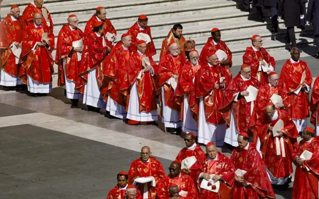 Cardenales en la misa funeral del Papa Francisco en la Plaza de San Pedro