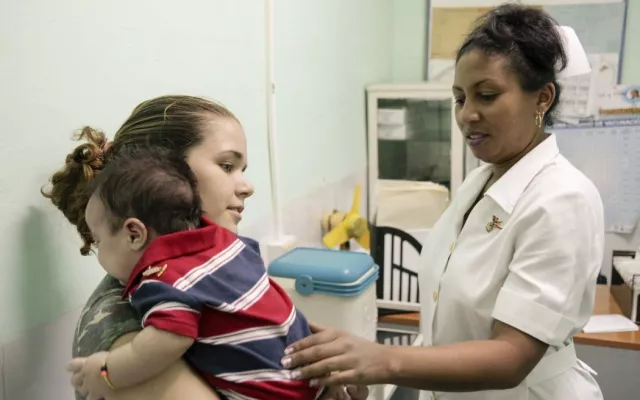 Aumentan salarios a trabajadores de la educación y la salud en Cuba
