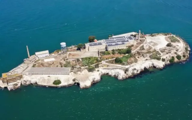 La prisión está ubicada en una isla cerca del puente Golden Gate de San Francisco.