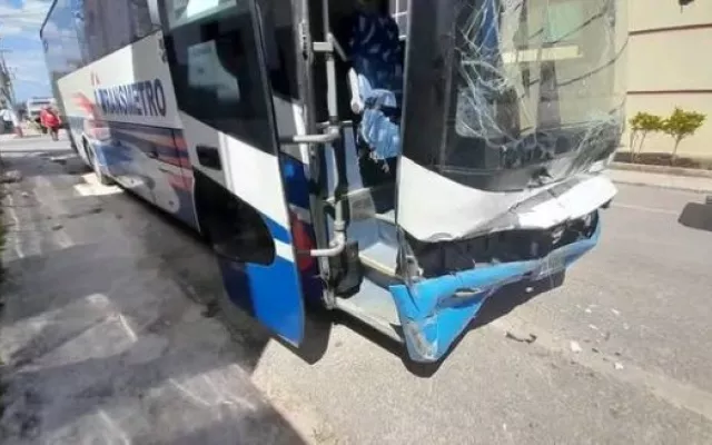 El acusado provocó daños en la parte frontal del Transmetro
