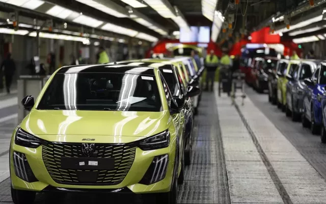 General Motors, Ford y Stellantis son los tres principales automóviles de Estados Unidos (Fotografía de archivo de una planta de Stellantis).